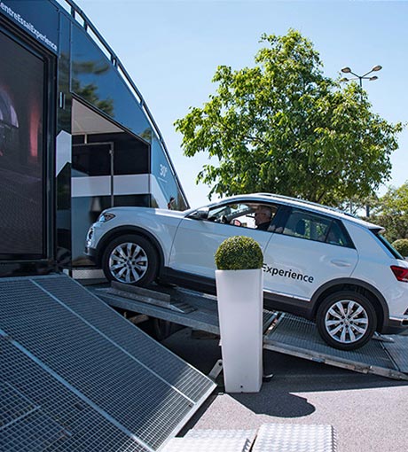 Un SUV blanc franchit les bandes de dérapage du Centre d'Essai Expérience