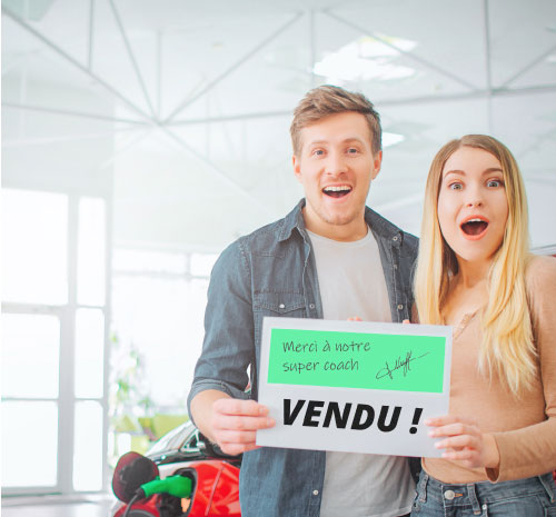 Un couple tient une pancarte vendu dans leur mains