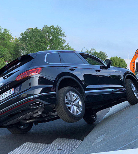 Une voiture passe sur le dévers de 13 m de long à 35° du Centre d'Essai Expérience