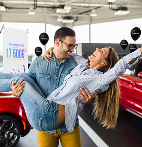 Un couple heureux dans une concession pendant les Black Friday Auto