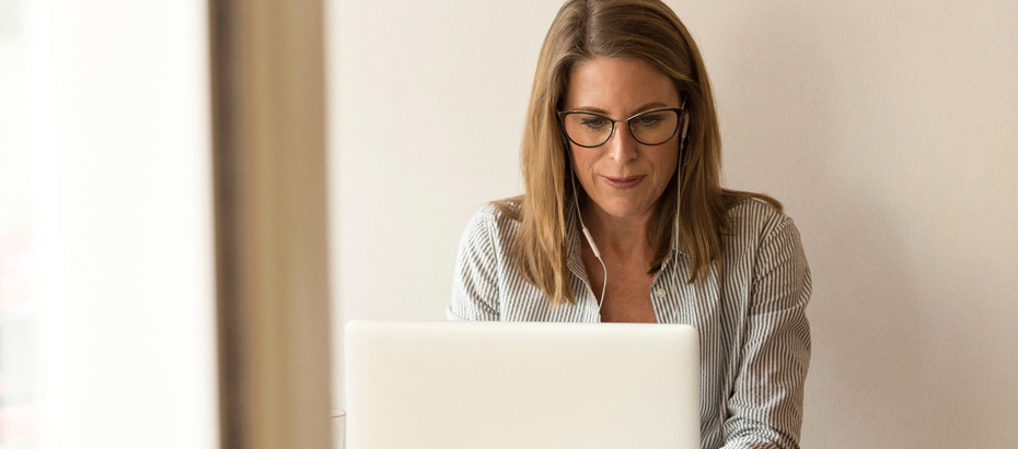 Une femme prépare un événement sur son PC