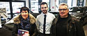Aperçu image clients et leur vendeur pendant les Black Friday Auto dans un showroom