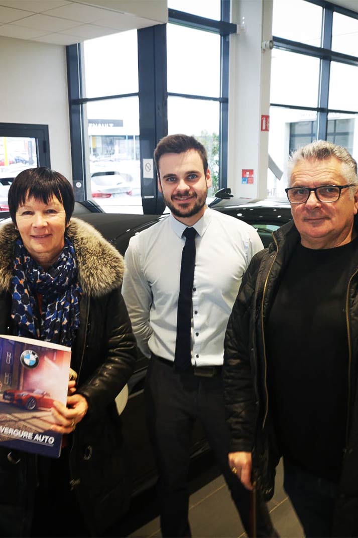 Des clients accueillis par un vendeur pendant les Black Friday Auto