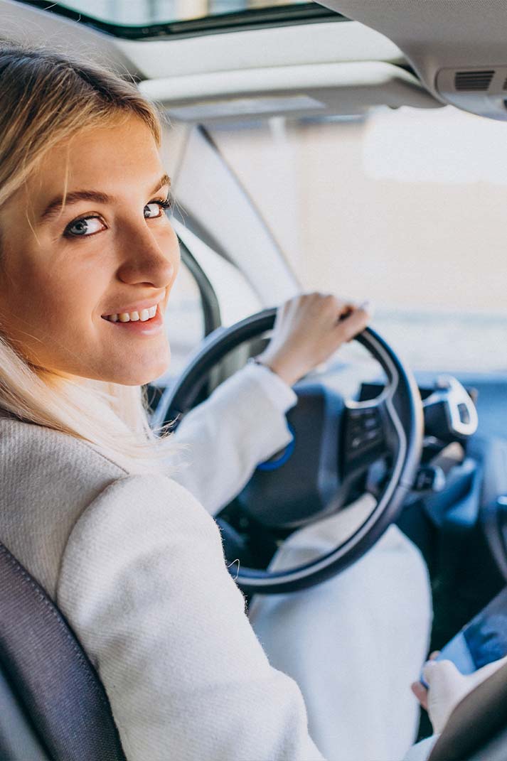 Une cliente essaye une voiture lors du Centre d'essai électrique