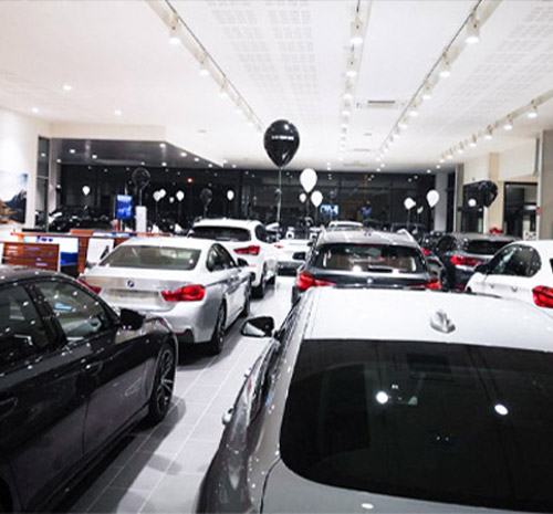 Showroom décoré avec des ballons logotés pour les Black Friday Auto