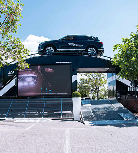 Un SUV Volkswagen au somment du Centre d'Essai Expérience