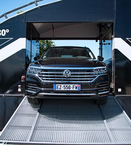 Un SUV traverse la structure du Centre d'Essai Expérience