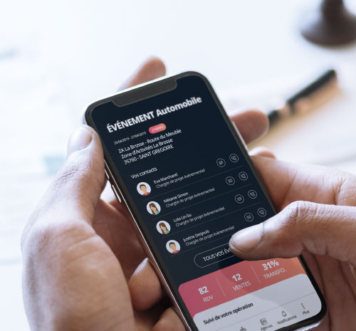 Un vendeur consulte la liste de ses rendez-vous sur son smartphone depuis UpYourSoft