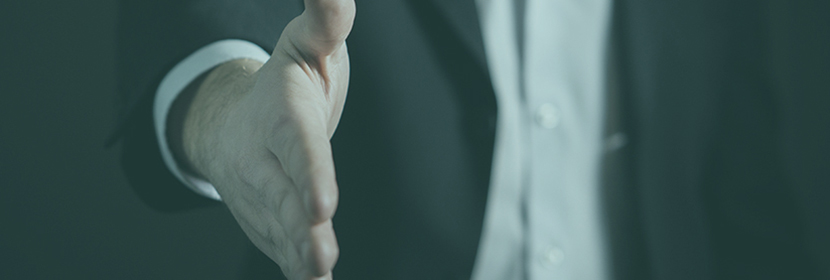 Un homme tend une poignet de main