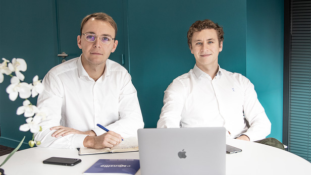 Les co-fondateurs d'eKonsilio Guillaume LEGRAND et Mathieu MOUTON assis dans leur bureau