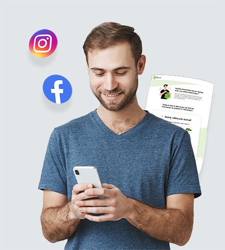 homme utilisant un smartphone avec en arrière-plan le formulaire de simulation e-ateliers et les logos facebook et instagram