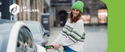 femme souriante qui recharge sa voiture électrique avec le logo e-ateliers