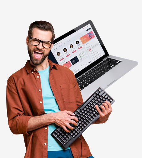 homme heureux qui pianote sur son clavier et un ordinateur portable en arrière-plan avec l'interface upyoursoft
