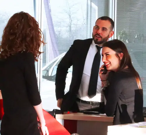 Des vendeurs s'entraîne à la prise de rendez-vous par téléphone