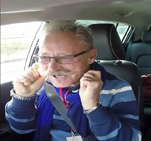 Un client excité d'essayer une voiture