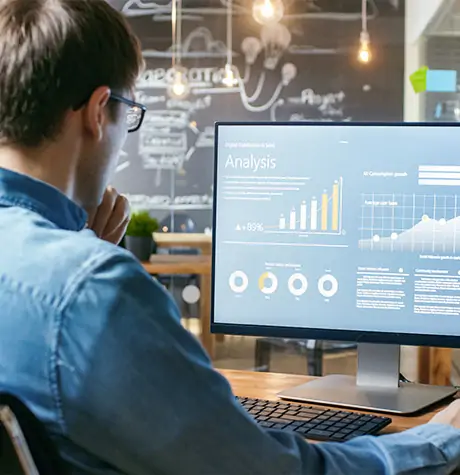 Un homme réalise le scoring d'une base donnée