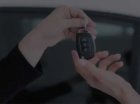 Une personne donne des clés de voiture