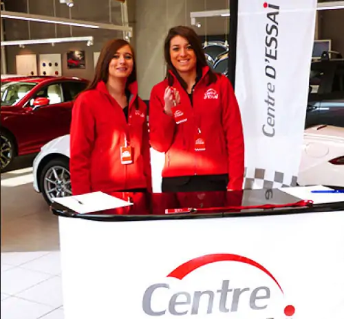 Deux hôtesse au stand d'accueil Centre d'Essai Driving