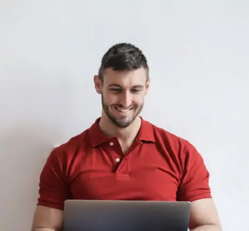 Un manager consulte l'interface de pilotage de l'événement Vente Privée Coachée