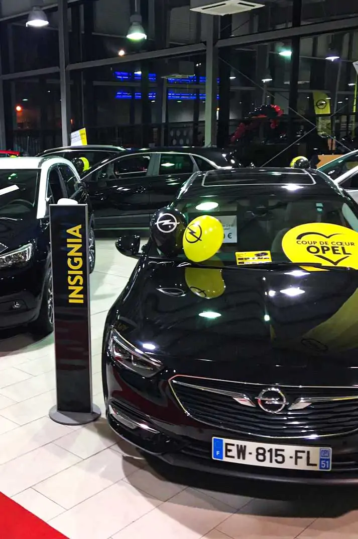 Les véhicules d'un showroom Opel décorés pour la Vente Privée
