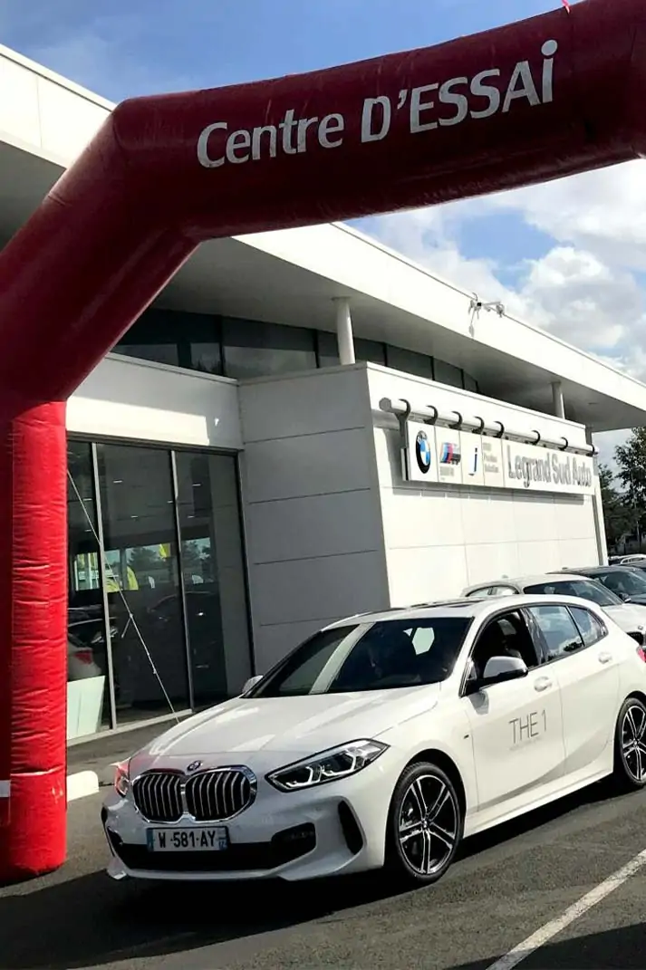 Un véhicule part en essai sur route pendant la Centre d'Essai Driving