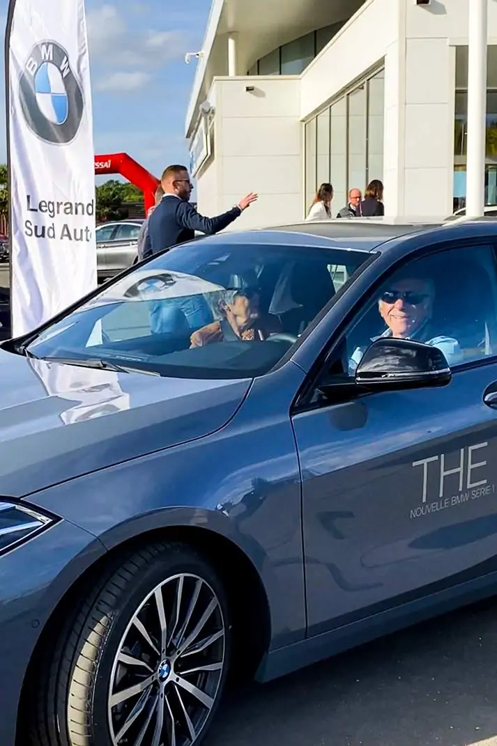 Un couple heureux d'essayer le nouveau modèle de véhicule d'une marque automobile