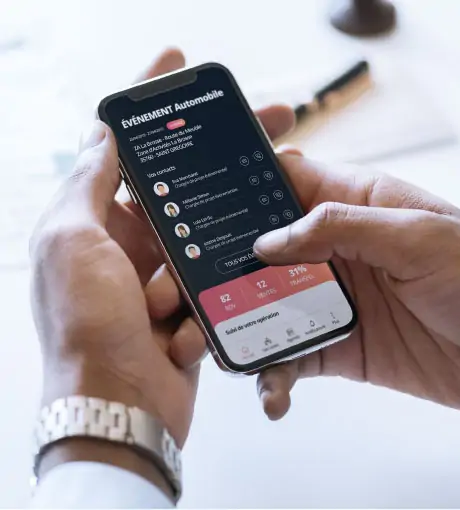 Un homme gère le suivi de sa Vente VIP en concession sur l'application UpYourSoft