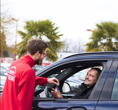 Un pilote remets les clés de voiture à un client
