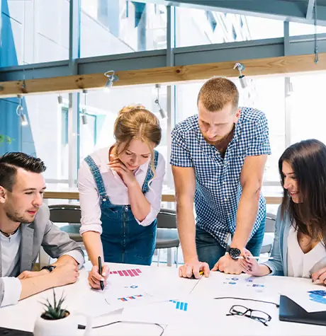 Une équipe analyse des données