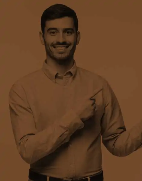 Un homme souriant qui pointe des doigts