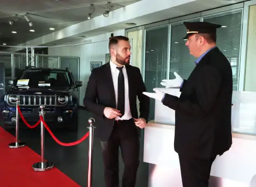 Le coach conseille un vendeur en concession