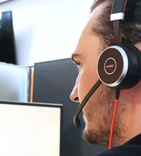 Un téléconseiller dans un call center