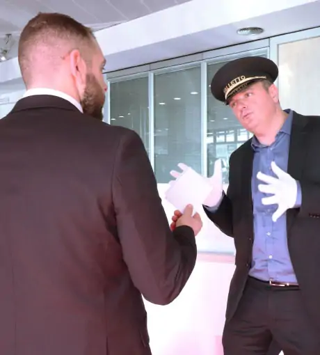 Le coach motive les vendeurs pendant l'événement de Vente Privée Coachée en concession automobile