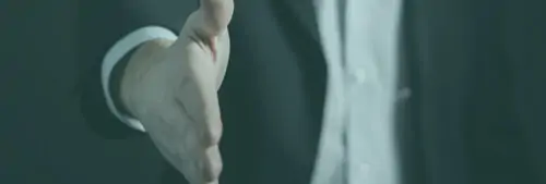 Un homme tend une poignet de main